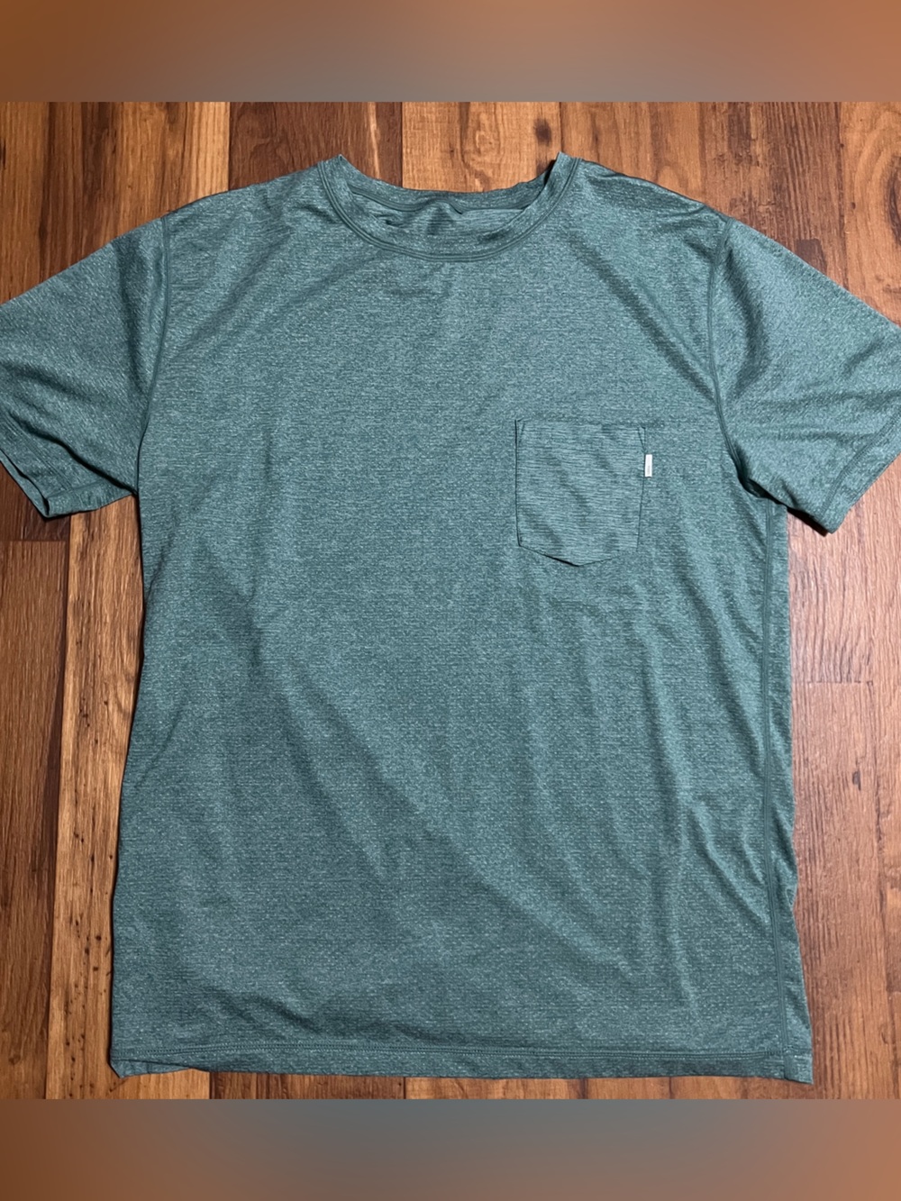 Vuori Tradewind 2.0 Shirt Mens Large Green Active Performance Gym Pocket Tee